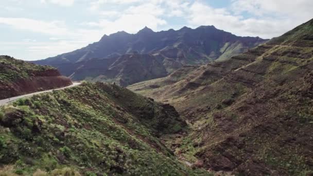 Hava Aracının Günbatımının Görüntüsü Dağların Manzarası Kıvrımlı Yollar Kanarya Adaları — Stok video