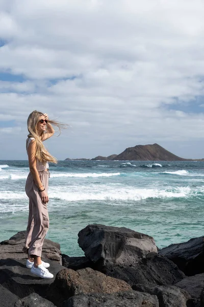 Woman Blonde Long Hair Sunglasses Looking Sea Brave Waves — Stock Photo, Image