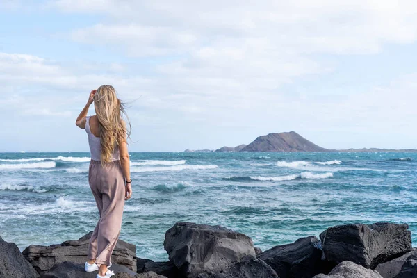 Backwards Woman Blonde Long Hair Looking Infinity Sea Brave Waves — Stock Photo, Image