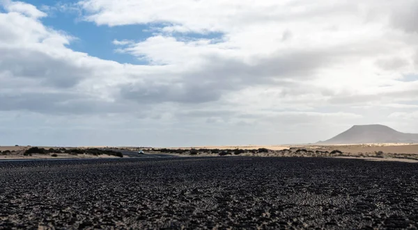 Corralejo plajı, Fuerteventura, kanarya adaları yakınlarındaki beyaz kumullar boyunca asfalt yolu kapatın.