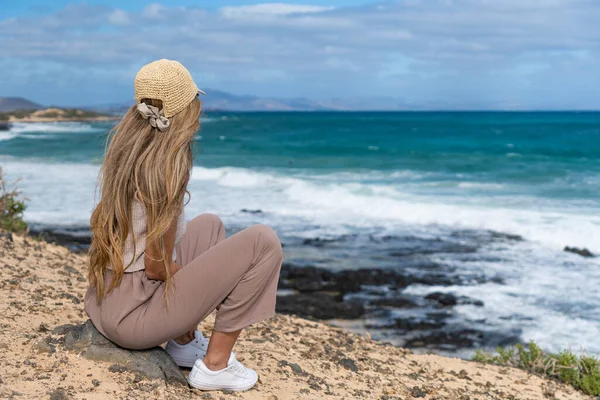 Rear View Sitting Woman Blonde Long Hair Looking Sea Brave — Stock Photo, Image