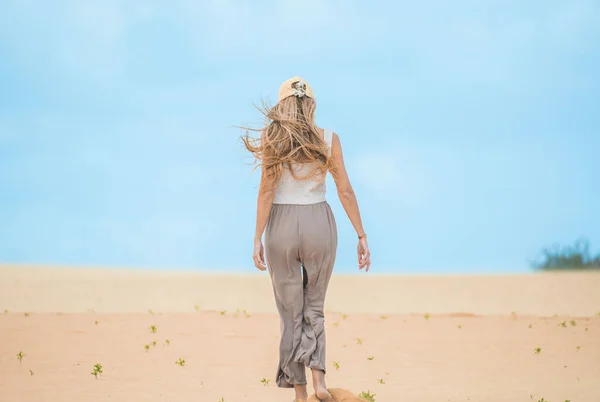 Hátsó Kilátás Magány Szőke Hosszú Haj Séta Sivatagi Dűnék Fuerteventura — Stock Fotó