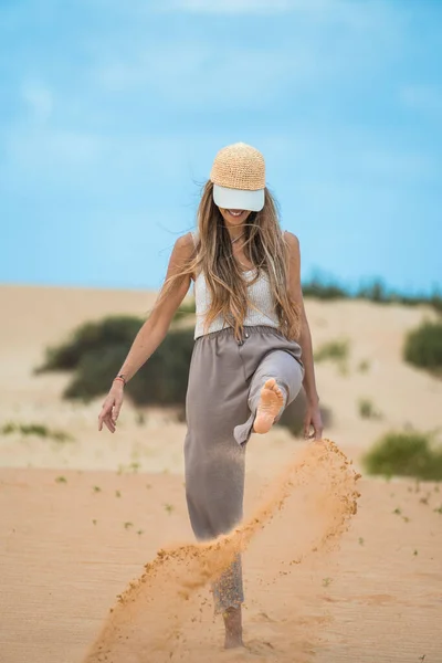 Mosolygó Szőke Sapkával Játszik Lábával Homok Dűnék Sivatagban Egy Napsütéses — Stock Fotó