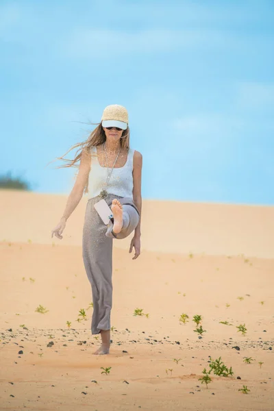 Ξανθιά Γυναίκα Καπέλο Παίζει Πόδια Της Την Άμμο Στην Έρημο — Φωτογραφία Αρχείου