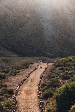 Doğanın ve dağların ortasında, Fuerteventura, kanarya adalarında yürüyen bir kadın.