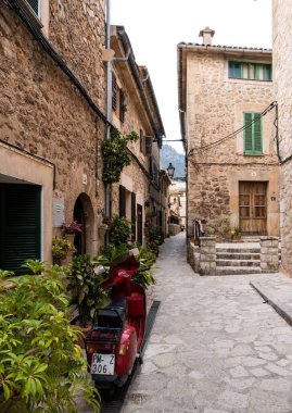 Köyün eski ve kırsal kesiminde Mallorca, Balearic adalarında bir sürü bitki ve klasik motosiklet var.