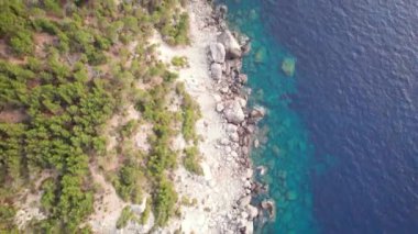 Akdeniz 'in beyaz kum plajı ve turkuaz sularının 4k hava aracı görüntüsü. Mallorca İspanya. 