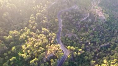 Drone manzarası, hava manzarası, Idyllic 'in günbatımı manzarası dağların manzarası ve tam renkli kavis yolu. 4k görüntü