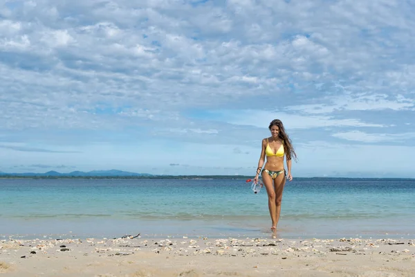 Sexig Bikini Kropp Blond Kvinna Paradiset Vilda Tropiska Stranden Vacker — Stockfoto