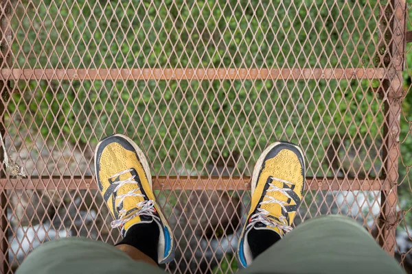 Mann Mit Socken Und Kurzer Hose Trägt Gelbe Laufschuhe Auf — Stockfoto