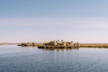 Güney Amerika, Peru, Puno 'daki Titicaca gölünde yüzen Uros adaları.