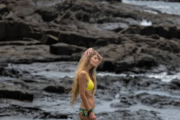一个身强体壮的金发女人摸着她的头发看海景 旅行假期 — 图库照片