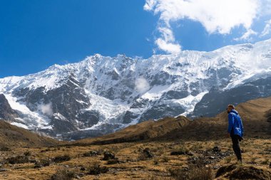 And Dağları, Cusco, Peru 'daki Salcantay Dağı' nda gezgin bir adamın arka görüntüsü. Yüksek irtifa, aktif seyahat. Trek konsepti