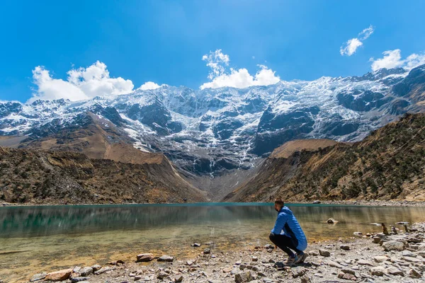 Cusco, Peru 'daki Humantay Gölü' nün önündeki insan gezgini dikiz görüntüsü. And Dağları 'ndaki Salcantay Dağı' nın bir parçası. Yüksek irtifa, aktif seyahat. Trek konsepti