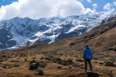 Andes, Cusco, Peru 'daki Salcantay Dağı' nda gezgin bir yürüyüşçünün arka görüntüsü. Yüksek irtifa, aktif seyahat. Trek konsepti
