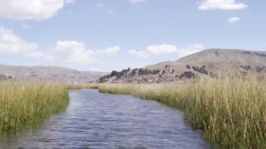 Güney Amerika, Peru, Puno 'daki Titicaca Gölü' nde tekne nakliyesi. Pov görünümü