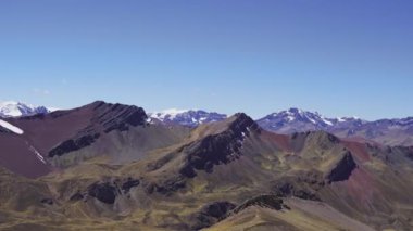 Peru 'daki yüksek dağların 4k video manzarası. Yürüyüş konsepti