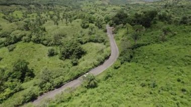 4k drone video yolu. Tropikal ağaçlı orman ormanlarında arabaları var. Hava durumu bulutları. Panama Ormanı