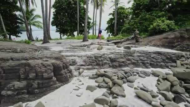 Video Drone Näkymä Lentää Taaksepäin Mies Jolla Lakki Paratiisissa Trooppisella — kuvapankkivideo