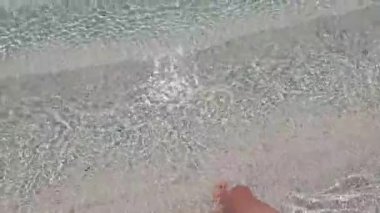 4k video Pov adam turkuaz denizde tropik bir plajda yürüyor. Seyahat tatili.
