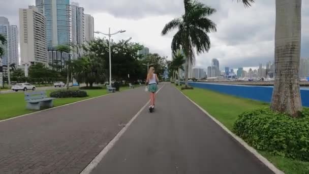 観光客の女性の後部ビューは モビリティのために電動スクーターに乗っています パナマ市をご覧ください 旅行のコンセプト — ストック動画
