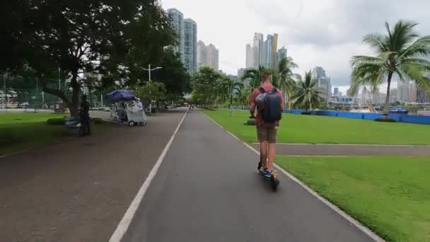 Video Rückansicht Von Touristen Mann Fährt Auf Einem Elektroroller Für — Stockvideo