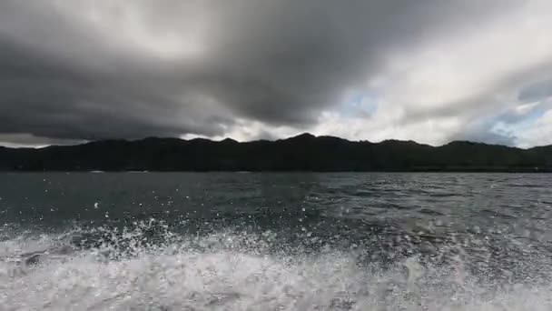 Відео Вітрильника Повній Швидкості Морі Панамі Настрій Хмарний День — стокове відео