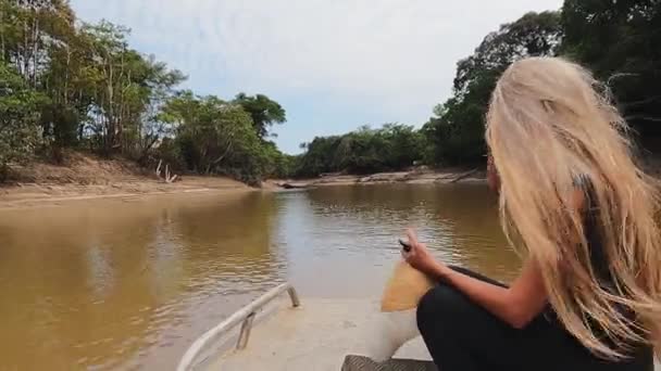 Wideo Blondynki Długimi Włosami Łodzi Pływające Amazonki Rzeki Koncepcja Wakacji — Wideo stockowe