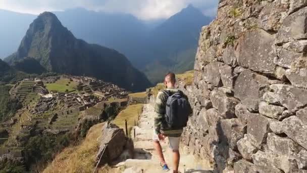 Video Hombre Bajando Escaleras Tomando Fotos Con Cámara Perdida Ciudad — Vídeo de stock