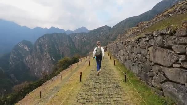 Vídeo Mulher Loira Correndo Andando Cidade Perdida Cusco Cidadela Machu — Vídeo de Stock