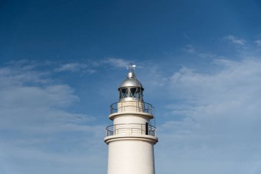 Deniz feneri. Kılavuz tekne için deniz kenarındaki ışık yapısı
