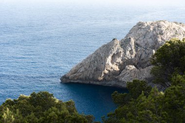 Deniz manzarası, İspanya Mallorca 'da beyaz kaya dağları olan kıyı şeridi.