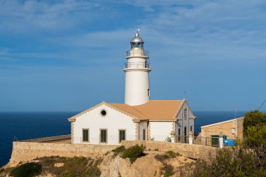 Deniz feneri. Rehber tekne için deniz kenarındaki ışık yapısı. Capdepera, Mallorca, Balear Adaları
