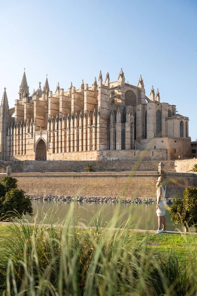 Visão Traseira Mulher Loira Com Chapéu Olhando Catedral Seu Palma — Fotografia de Stock