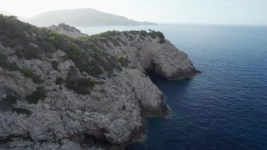 4k drone görüntüsü Mallorca 'da deniz ve kayalarla birlikte deniz manzarası.