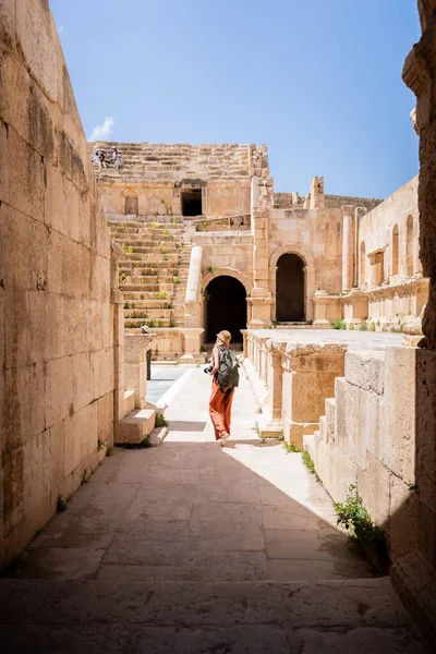 Vista Trasera Mujer Rubia Turista Con Sombrero Mochila Cámara Ruinas — Foto de Stock