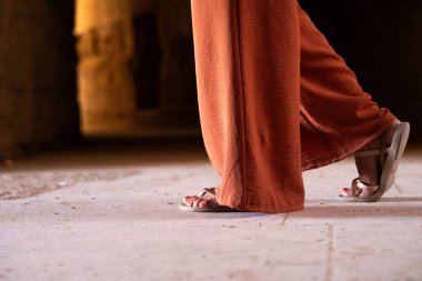 Katedralde, tapınakta, eski katlarda yürüyen genç bir kadın. Geçmiş, seyahat ve hedefler kavramı, başarı 