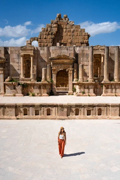 Resor Turist Blond Kvinna Med Hatt Romersk Teater Jerash Antik — Stockfoto