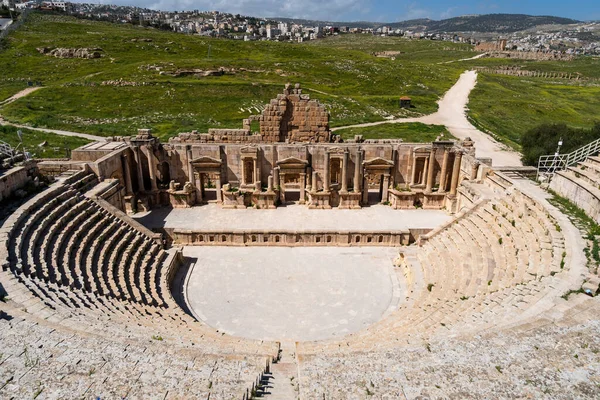 Jerash 'taki Roma tiyatrosunda, Ürdün' deki Antik Roma şehrinde hiç kimse. Seyahat yerleri
