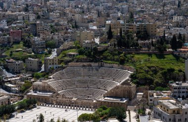 Amman şehrindeki Roma tiyatrosu. Ürdün 'deki antik Roma şehri. Seyahat yerleri