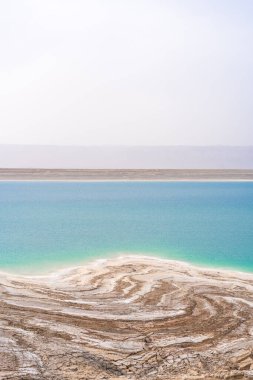 Ürdün 'de beyaz tuzlu, ölü deniz kıyısının çorak arazisi. Seyahat yerleri