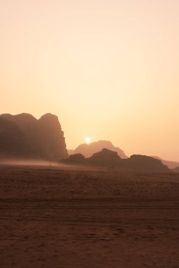 Gün batımı, Ürdün 'ün Wadi Rum çölünde kum tepesi ve inanılmaz kaya sahnesi. Seyahat yerleri