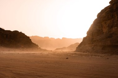 Jordan, Wadi Rum çölünde Sand Dune ve Amazing Rock 'ın günbatımı sahnesi. Seyahat yerleri