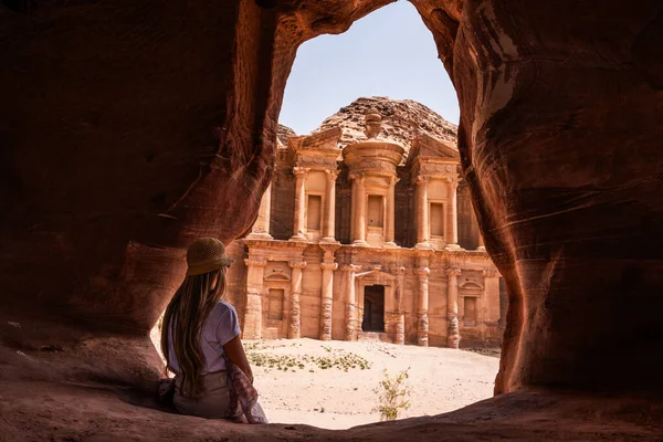 Hátsó Kilátás Szőke Turista Rejtett Szempontból Kolostor Ősi Város Petra — Stock Fotó