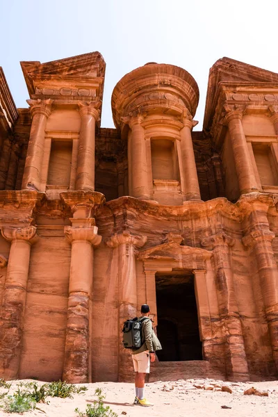 ペトラの古代都市マジェスティック修道院でバックパックと帽子を持つ観光客の背面の景色 ヨルダン南部の歴史的 考古学的な都市 旅行先について — ストック写真