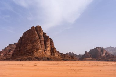 Wadi Rum Çölü 'nde Kum Dune ve İnanılmaz Kaya, Jordan. Seyahat yerleri. Mars manzarası