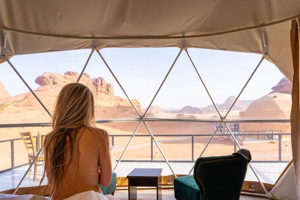 Naken Turist Kvinna Med Långt Blont Hår Bubbeltält Wadi Rum — Stockfoto