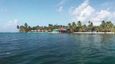 Temiz suyla çevrili bazı renkli evleri olan küçük Karayip adası. San Blas, Panama