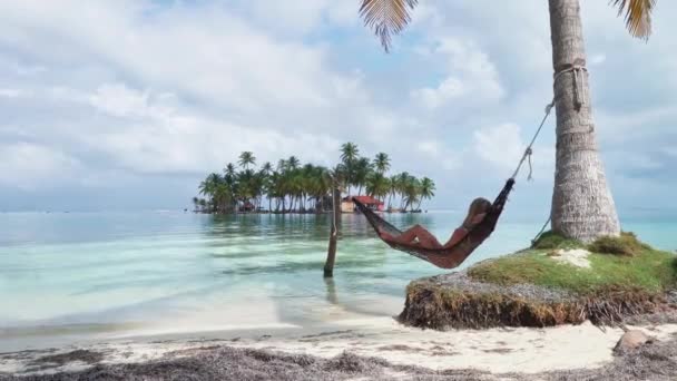 Γυναίκα Ξαπλωμένη Μια Αιώρα Ένα Παραδεισένιο Νησί Σαν Μπλας Παναμάς — Αρχείο Βίντεο