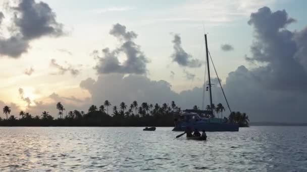 Puesta Sol Una Isla Paradisíaca Con Barcos Amarrados Mar Isla — Vídeos de Stock